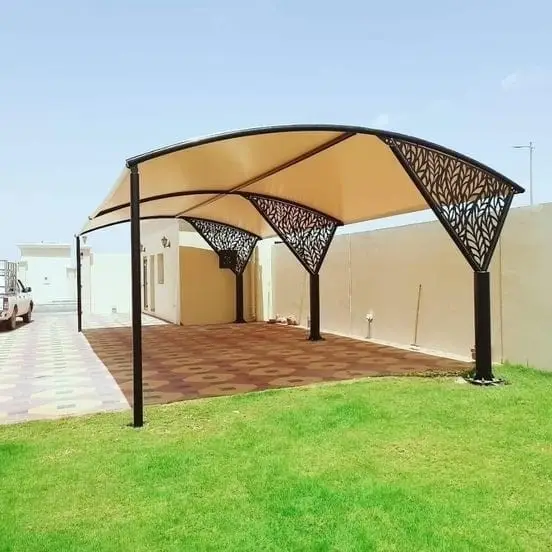 مظلة سيارات بتصميم مقوس في جدة، مدعومة بهيكل معدني ولوحات زخرفية، توفر حماية وأناقة للمواقف السكنية
